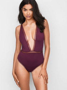 KELLY V521521_OM_F.jpg