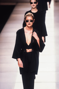 331484488_EmporioArmani1997WomenRTW28.thumb.jpg.6fd2902ccb592da81087e934439520c2.jpg