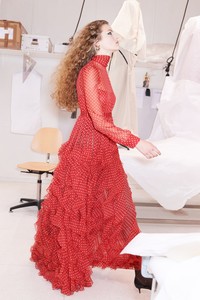 39-Valentino-Pre-Fall-18.thumb.jpg.3a3d01f4a05876f788b5ffcfc06a6c73.jpg