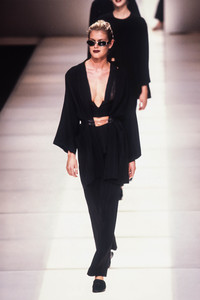 471361832_EmporioArmani1997WomenRTW27.thumb.jpg.2dbf1b0c1f1c3da5123ac280e2bcece6.jpg