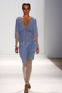 549891429_SassandBide2006WomenRTW59.thumb.jpg.3fc5995cc95d3f23772b04fcd1cc213b.jpg