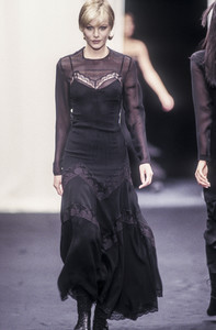 568305371_AlbertaFerretti1993WomenRTW109.thumb.jpg.06e549860094350417160707d82f3269.jpg