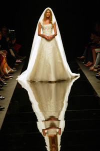 99540007_ElieSaab2002HauteCouture69.thumb.jpg.4268a27ec9b9b2d44a3021810b02c9e1.jpg
