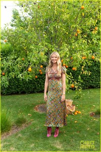 gwyneth-paltrow-hosts-hamptons-summer-kickoff-with-cointreau-01.jpg
