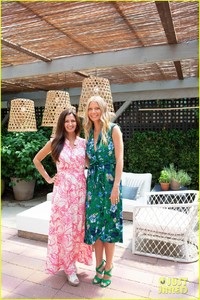 gwyneth-paltrow-leslie-mann-goop-hamptons-04.thumb.jpg.76f4a6e633dca2141bef3ce8316ccff6.jpg