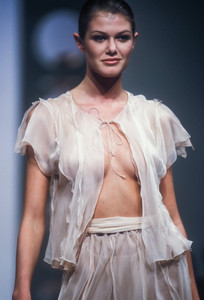 krizia-ss-1994-6.thumb.jpg.f407fe609e496791d3cbeac07880f7c6.jpg