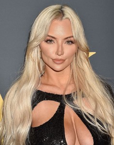 lindsey-pelas-maxim-hot-100-experiences-party-2018-11.thumb.jpg.6cddbd7181e12eb2d780b809abe4252c.jpg
