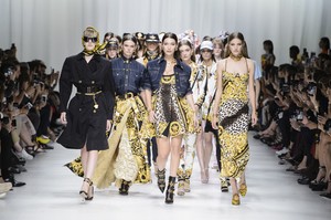 versace-rs18-6448.thumb.jpg.e390bb443b96d1cdc77494d57d77ee7b.jpg