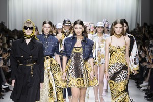 versace-rs18-6468.thumb.jpg.c1368280d61e41b5483912c9dc043309.jpg