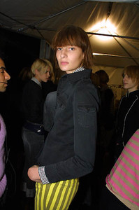 1098999058_MarcByMarcJacobsFW2001NYFW20.thumb.jpg.47f08d9ada1bc5c2f2b54a753cd78f20.jpg
