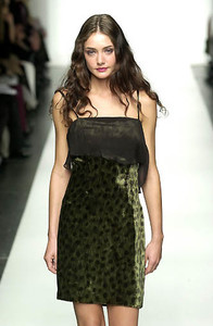 1260355576_PaulaHianFW2001NYFW36.thumb.jpg.96089eed81bbc9bec16cd80fc312bd07.jpg