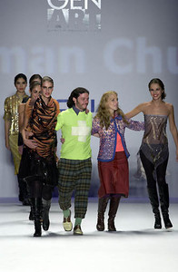 898500588_GenArtTrosmanChurbaFW2001NYFW26.thumb.jpg.9e06d1400e2b97e7d3d3036d92eaa89b.jpg