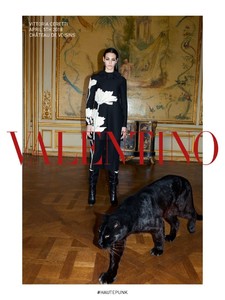 Valentino-Fall-Winter-2018-Campaign08.thumb.jpg.2536bf19192822b5b20bc51b566d5d36.jpg