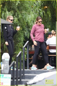 jennifer-garner-workout-with-her-manager-01.jpg