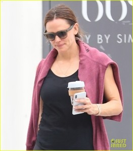 jennifer-garner-workout-with-her-manager-02.jpg