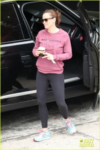 jennifer-garner-workout-with-her-manager-03.jpg