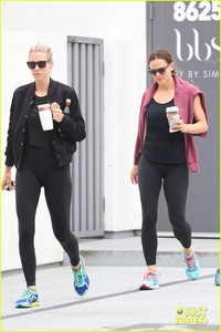 jennifer-garner-workout-with-her-manager-05.jpg