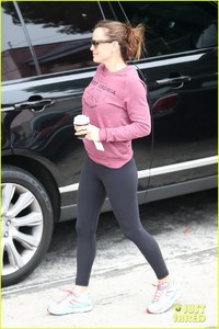 jennifer-garner-workout-with-her-manager-07.jpg