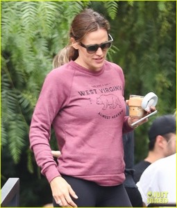 jennifer-garner-workout-with-her-manager-08.jpg