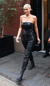 kylie-jenner-out-in-new-york-08-20-2018-0.jpg