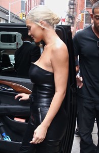 kylie-jenner-out-in-new-york-08-20-2018-1.jpg