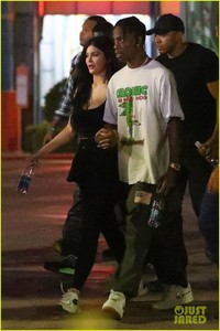 kylie-jenner-travis-scott-august-2018-six-flags-01.jpg