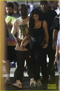 kylie-jenner-travis-scott-august-2018-six-flags-04.jpg