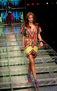 miranda_kerr_david_jones_summer_2008_collection_launch_show_12.jpg