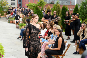 103774699_OscarDeLaRentaRunwaySeptember2018Newa9JMZImNvYLx.thumb.jpg.0f4de43002e91189bace4788d991276a.jpg