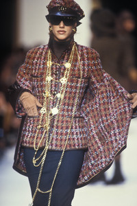 1052797859_Chanel1992WomenRTW25.thumb.jpg.7f7c876087b943dfbd00908d74b2545f.jpg