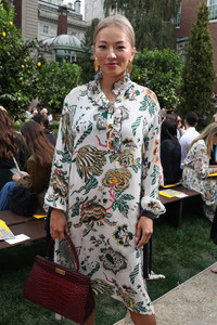 1080186978_TinaLeungToryBurchSpringSummer2019Fashion-qqUG_gbD-Sx.thumb.jpg.3cf1c7e072ffe2a3521bdbd1ebd6f6c5.jpg