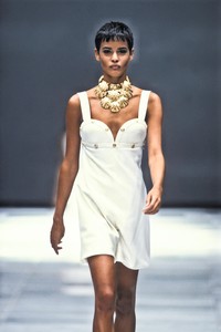 1168690044_Versace1992WomenRTW10.thumb.jpg.c356f1357622d576021aff5be1bfe87f.jpg