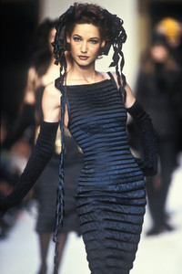 120405020_Chanel1992WomenRTW122.thumb.jpg.fa44ac04317db9201b716c9bcaaa2cd7.jpg
