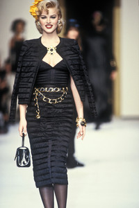 1603604862_Chanel1992WomenRTW74.thumb.jpg.1ebd689048a8ab039557c9951340c00d.jpg