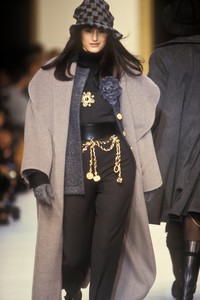 1867756833_Chanel1992WomenRTW21.thumb.jpg.876fa93ac77e81e25a01ac3a1ce62654.jpg