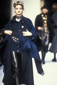 260663336_Chanel1992WomenRTW136.thumb.jpg.866838b02b58da7e6c88a5f5810a9ce6.jpg
