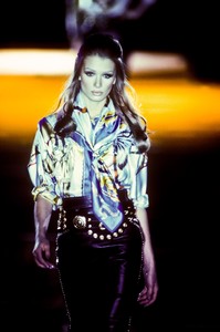 337402365_Versace1992WomenRTW38.thumb.jpg.f6a0271f17273505429f0ad7bbfdc589.jpg