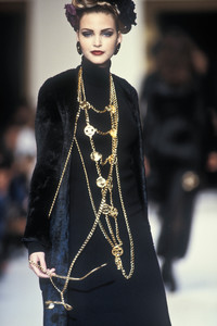 422564352_Chanel1992WomenRTW141.thumb.jpg.379602551d43cad419e715c3a7ccedd1.jpg