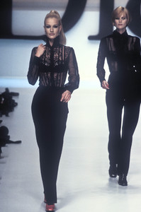 426245021_ChristianDior1996WomenRTW139.thumb.jpg.189d3b8b11944e36fc1d0a816ed4fd5d.jpg