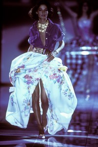 552862155_Versace1992WomenRTW71.thumb.jpg.b9d01d7376257e8cbd02f86c1aefe2f2.jpg