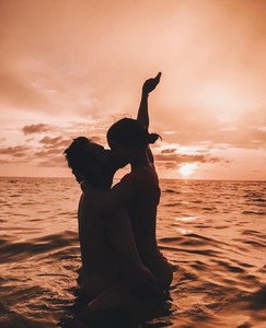 revolve - Bd9q8xGjezb.jpg