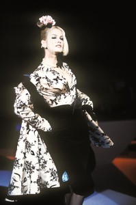 804099281_ThierryMugler1995WomenRTW80.thumb.jpg.5ee1481a986cc07bad52e4da0d8cb235.jpg