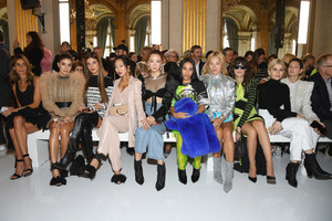 907985928_TinaLeungBalmainFrontRowParisFashion1QHm_R7bQArx.thumb.jpg.bb2ecbf3e3c406942be25955522499f5.jpg