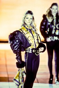 921355097_Versace1992WomenRTW19.thumb.jpg.081c6e04048eb86b84bd54730d86cbb1.jpg