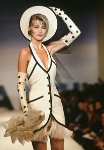Claudia-Schiffer-c-Holger-Jacobs-2-800.thumb.jpg.1296e413c57747060f22de09089d5d87.jpg