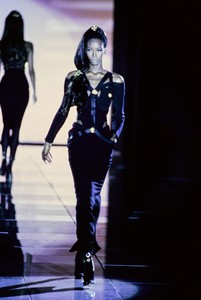 VERSACE-FALL-1992-RTW-61-BEVERLY-PEELE.thumb.jpg.c9fc3787bbf5bec5276b858713c7b951.jpg