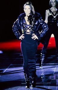 VERSACE-FALL-1992-RTW-76-STEPHANIE-SEYMOUR.thumb.jpg.c561cfb5e9c2bc416bb43c7992823e18.jpg