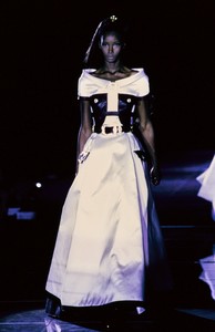 VERSACE-FALL-1992-RTW-79-BEVERLY-PEELE.thumb.jpg.eed00dced321974fc3dabc17f17bcc3d.jpg