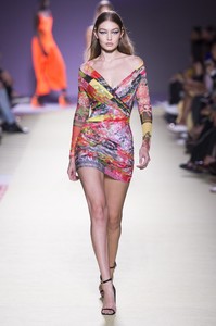 Versace-RS19-0740.thumb.jpg.a5217b11b7f1c4676c58152a71e98c0a.jpg