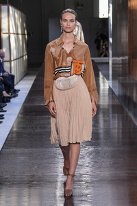 burberry-rtw-spring-2019-london-fashion-week-1400(1).thumb.jpg.b8414cea45190467c156001d4178c1e5.jpg